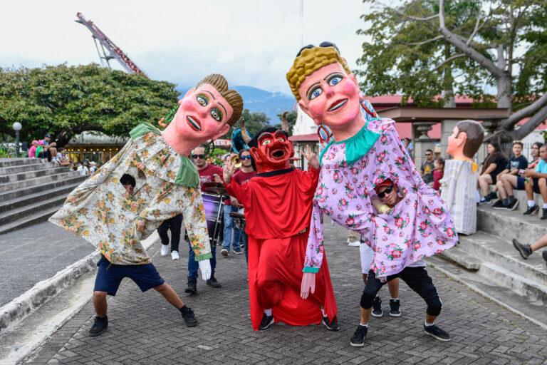 Coros, música en vivo y mascaradas protagonizan la agenda cultural del fin de semana