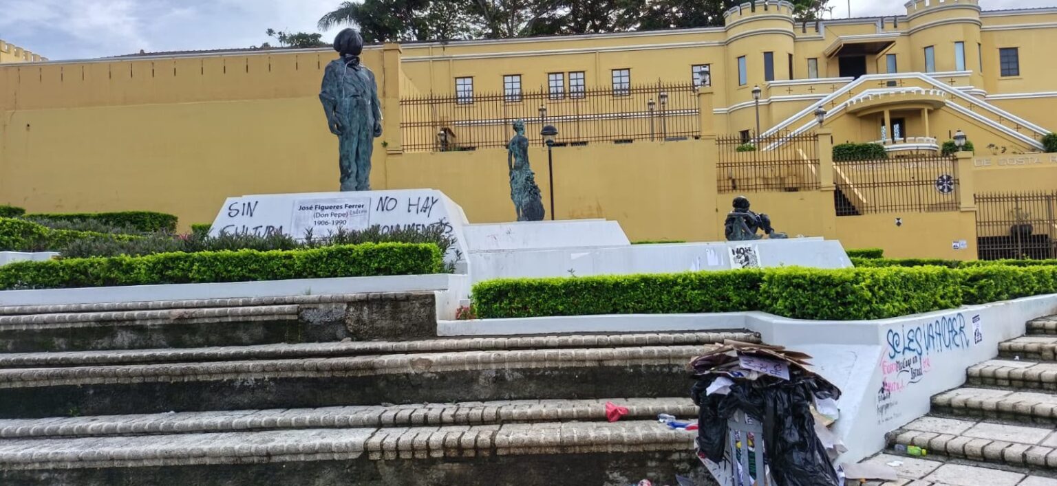 Imagen principal del artículo: Museo Nacional denuncia daños a monumento, Cuartel Bellavista y esferas precolombinas tras manifestación