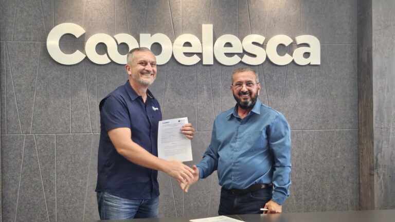 Dinadeco y Coopelesca firman alianza para asesorar a asociaciones comunales en energía y tecnología