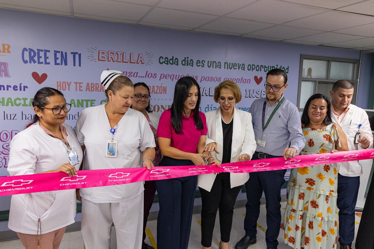 Imagen principal del artículo: El Hospital San Juan de Dios cuenta con nuevas sillas en la sala de espera de la Unidad de Quimioterapia gracias al aporte solidario de Chevrolet Grupo Q