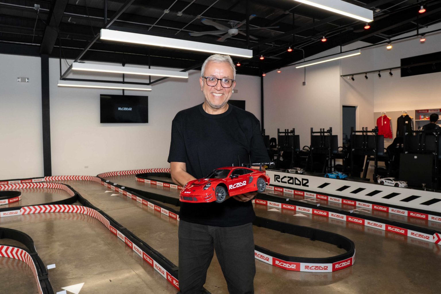 Imagen principal del artículo: RCADE abre en Escazú una pista donde ocho jugadores compiten con carros físicos controlados desde simuladores