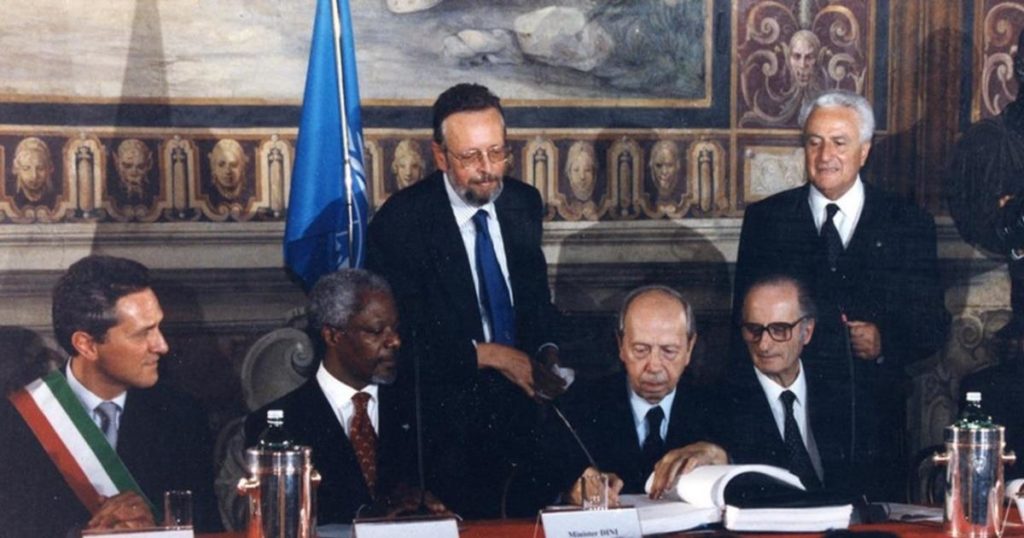 Firma del Estatuto de Roma, adoptado el 17 de julio de 1998 durante una conferencia diplomática de Naciones Unidas en Italia. El tratado, que entró en vigor el 1.º de julio de 2002, estableció la Corte Penal Internacional (CPI), primer tribunal penal internacional permanente encargado de juzgar a personas por genocidio, crímenes de lesa humanidad, crímenes de guerra y, bajo determinadas condiciones, el crimen de agresión.