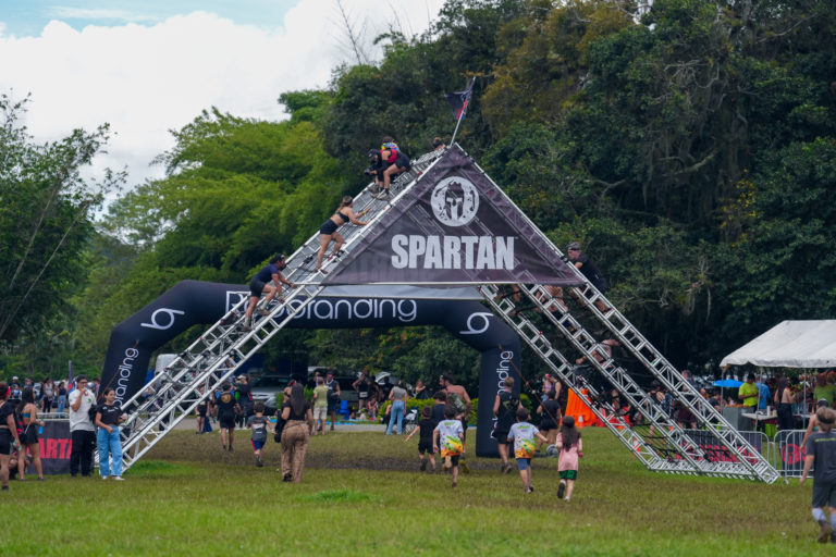 Joseth Céspedes y Valeria Marín conquistaron la categoría élite de Spartan Race en Orosi