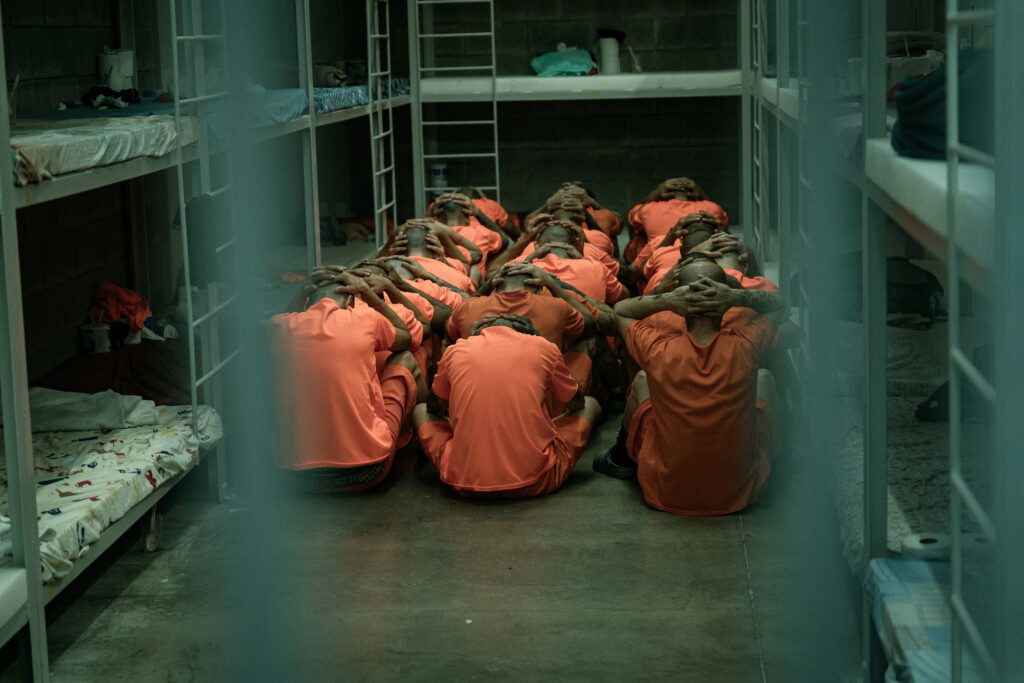 Ministerio de Justicia traslada primer grupo de 123 privados de libertad al CACCO