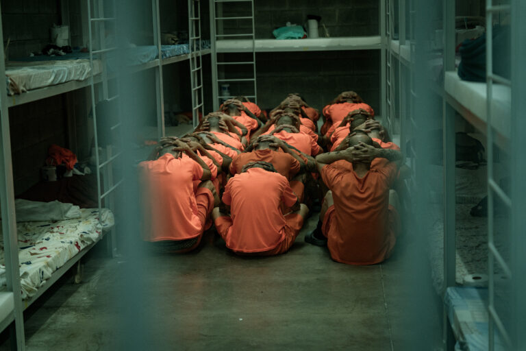 Ministerio de Justicia traslada primer grupo de 123 privados de libertad al CACCO