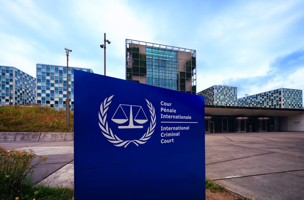 Estados Unidos impone sanciones a toda la Corte Penal Internacional y amenaza con desmantelarla