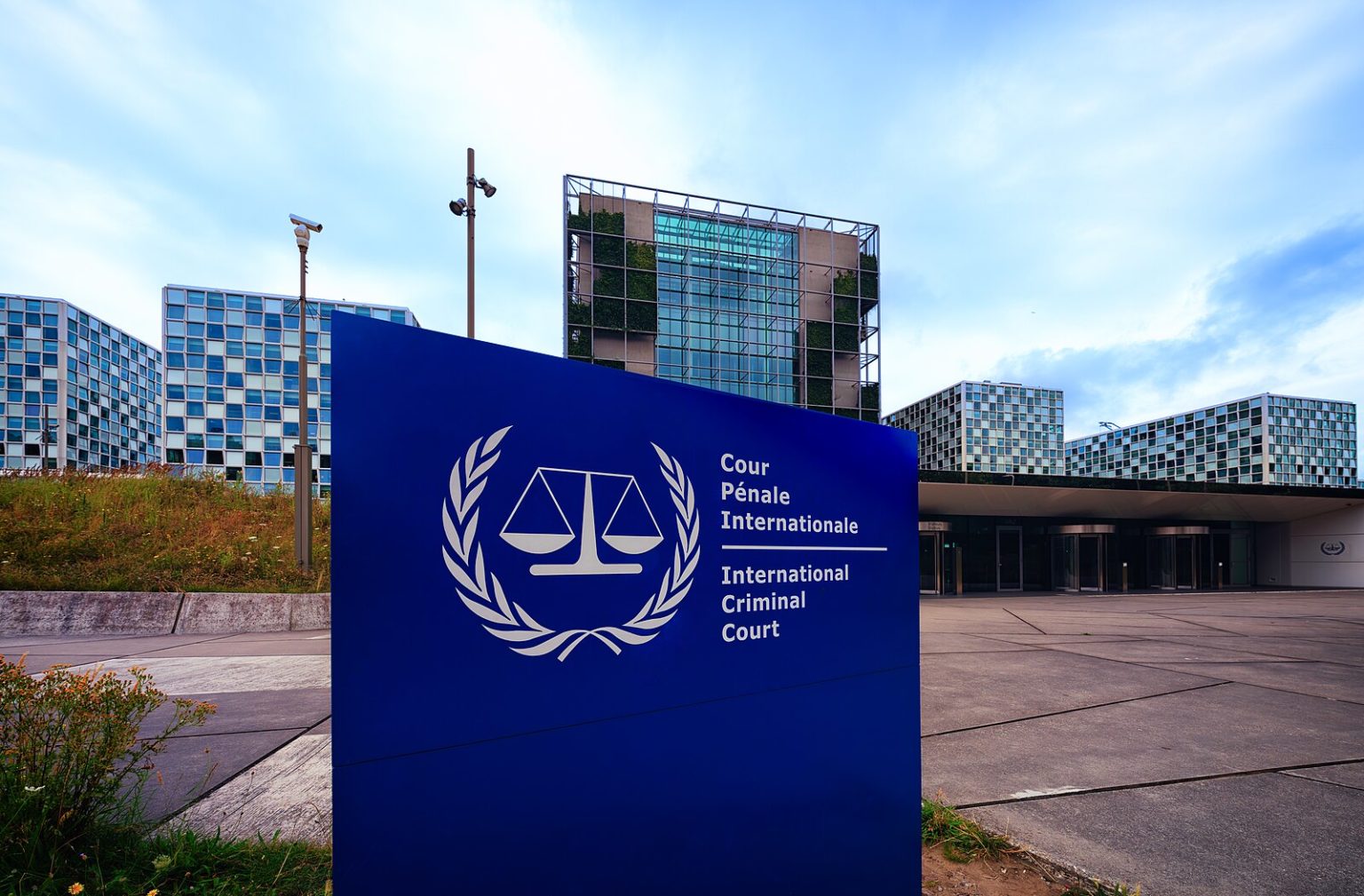 Imagen principal del artículo: Estados Unidos impone sanciones a toda la Corte Penal Internacional y amenaza con desmantelarla
