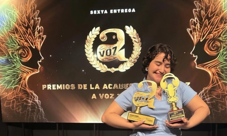 Joven actriz de doblaje costarricense es galardonada en "Premios A Voz 2026"