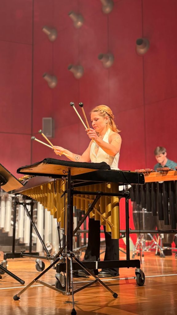 Ana Solano junto a una marimba