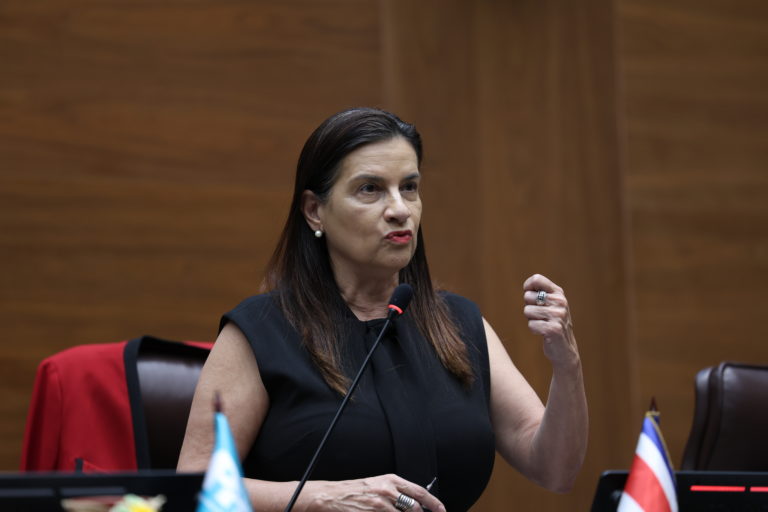 Marta Esquivel propone sustituir Junta Directiva de la CCSS por dos juntas especializadas