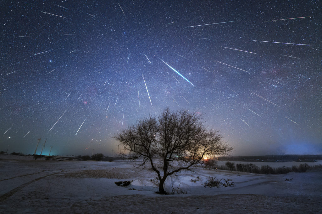 Primer lugar en el Concurso de Astrofotografía 2021 de la Oficina para la Divulgación de la Astronomía de la UAI, categoría Lluvias de meteoros: Lluvia de meteoros Gemínidas desde China, de Dai Jianfeng, China.