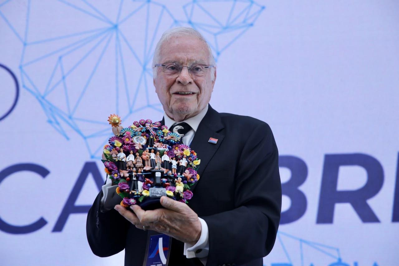 Imagen principal del artículo: Un premio que honra a nuestra democracia