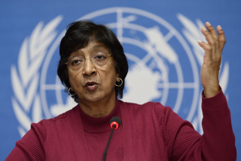 Navi Pillay ejerció como alta comisionada de las Naciones Unidas para los Derechos Humanos entre 2008 y 2014, después de integrar el Tribunal Penal Internacional para Ruanda y la Corte Penal Internacional. Su trayectoria jurídica se extiende desde la lucha contra el apartheid hasta algunos de los principales esfuerzos contemporáneos por perseguir judicialmente el genocidio, los crímenes de guerra y los crímenes de lesa humanidad.