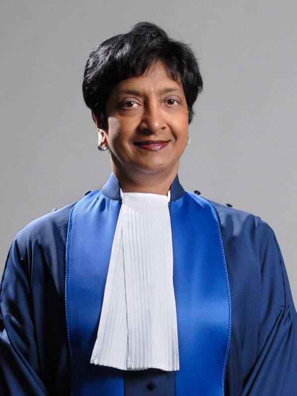 Navanethem “Navi” Pillay, jurista sudafricana galardonada con el Premio Nobel de la Paz 2026 por su defensa del derecho internacional. Fue jueza del Tribunal Penal Internacional para Ruanda, una de las primeras magistradas de la Corte Penal Internacional y alta comisionada de Naciones Unidas para los Derechos Humanos.