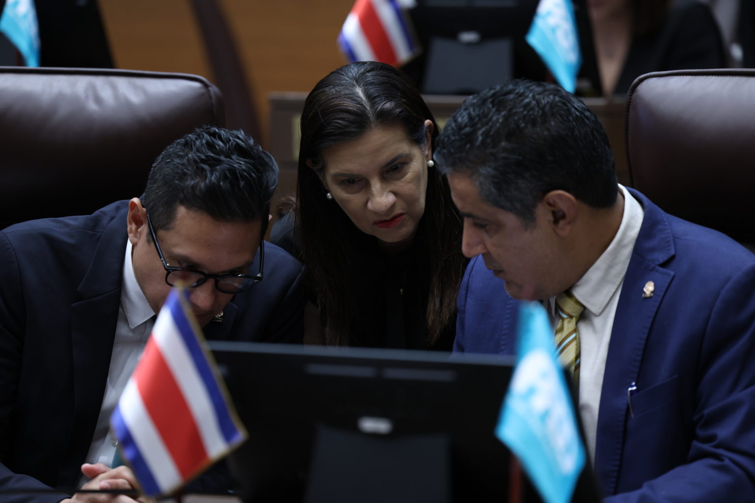 Imagen principal del artículo: Jefaturas negocian texto de consenso para crear comisión que investigue nexos del narco con la política