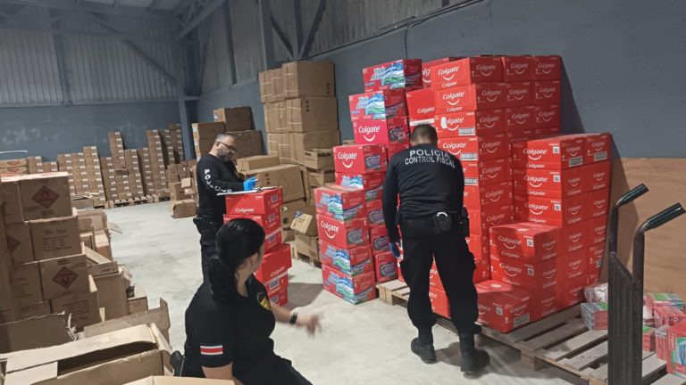 Policía Fiscal decomisa más de 424.000 unidades de mercancía durante allanamiento en Heredia