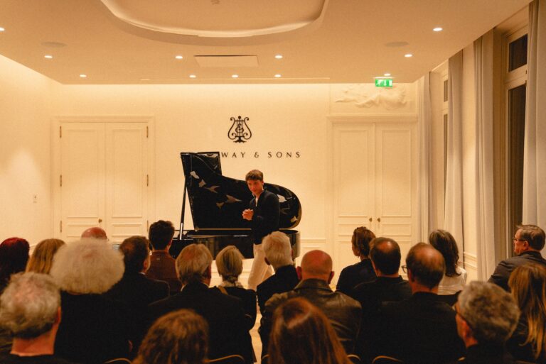 Pianista y compositor costarricense Pablo Esquivel es nombrado Steinway Artist