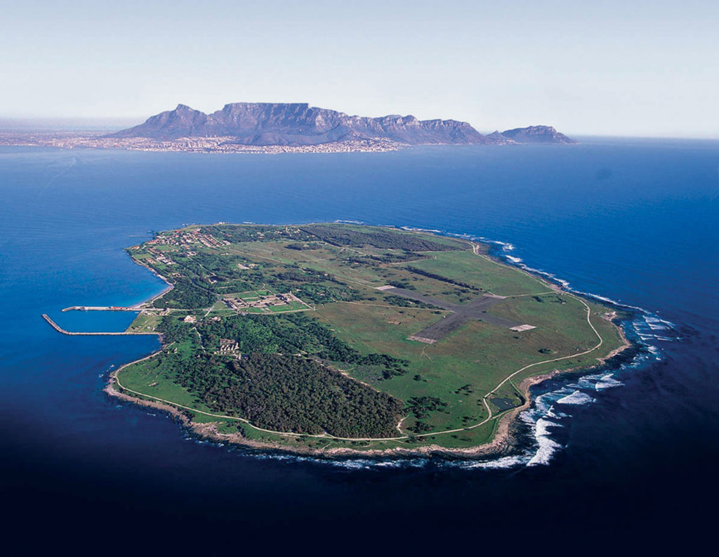 Robben Island, isla sudafricana utilizada durante el apartheid como prisión para opositores políticos al régimen. Allí estuvo encarcelado durante 18 años Nelson Mandela. La jurista Navi Pillay defendió los derechos de presos políticos recluidos en ese centro penitenciario.