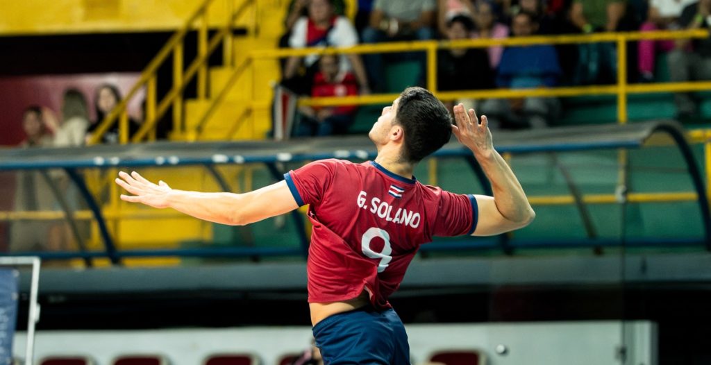 Gilberth Solano hace historia y firma en la liga profesional de voleibol de México