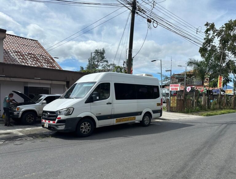 Transportistas estudiantiles advierten impacto económico por calendario escolar de 180 días con estudiantes