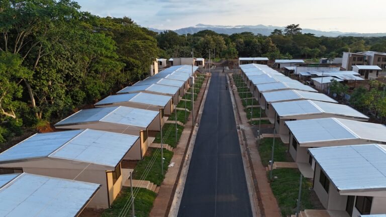 Vivienda social con sello ecológico: 941 familias reciben casas certificadas Bandera Azul