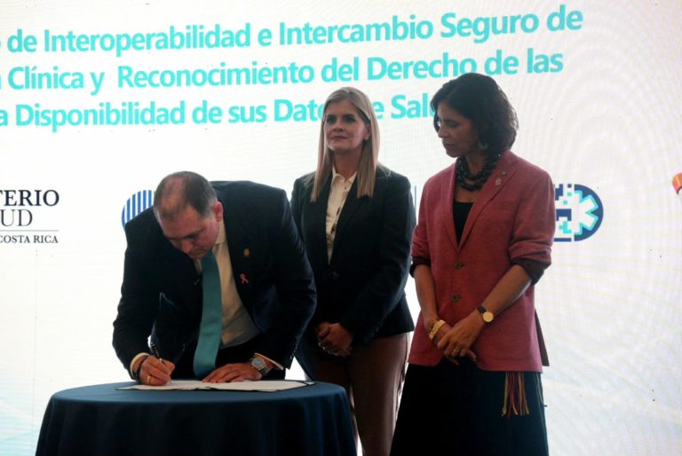 Gobierno firma reglamento para intercambio seguro de información clínica entre servicios de salud