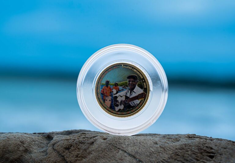 Nueva moneda de 100 colones rinde homenaje al calipso limonense y a Walter Ferguson