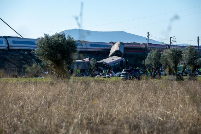 Mueren al menos 64 personas en un choque de trenes de alta velocidad en España