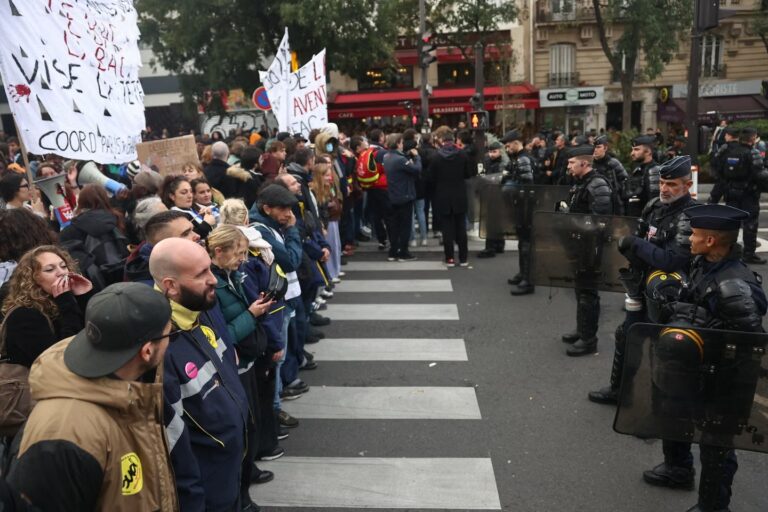 Miles de personas protestan en París pese a restricciones impuestas por el Gobierno francés