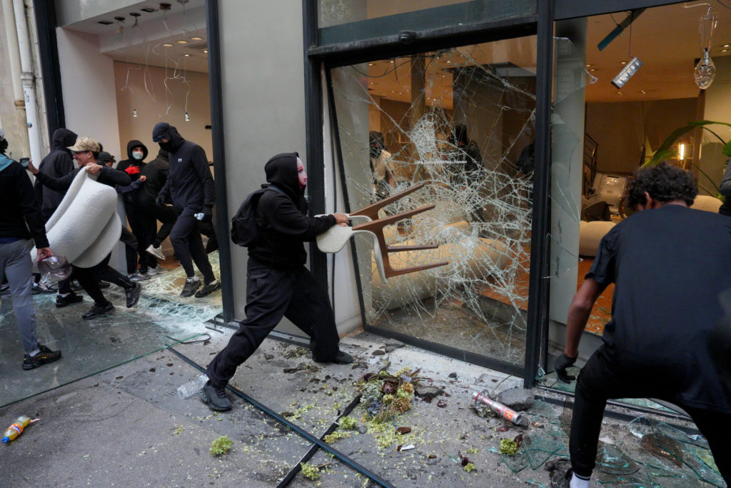 Francia impone toques de queda tras disturbios en medio de una ola de protestas juveniles en Europa