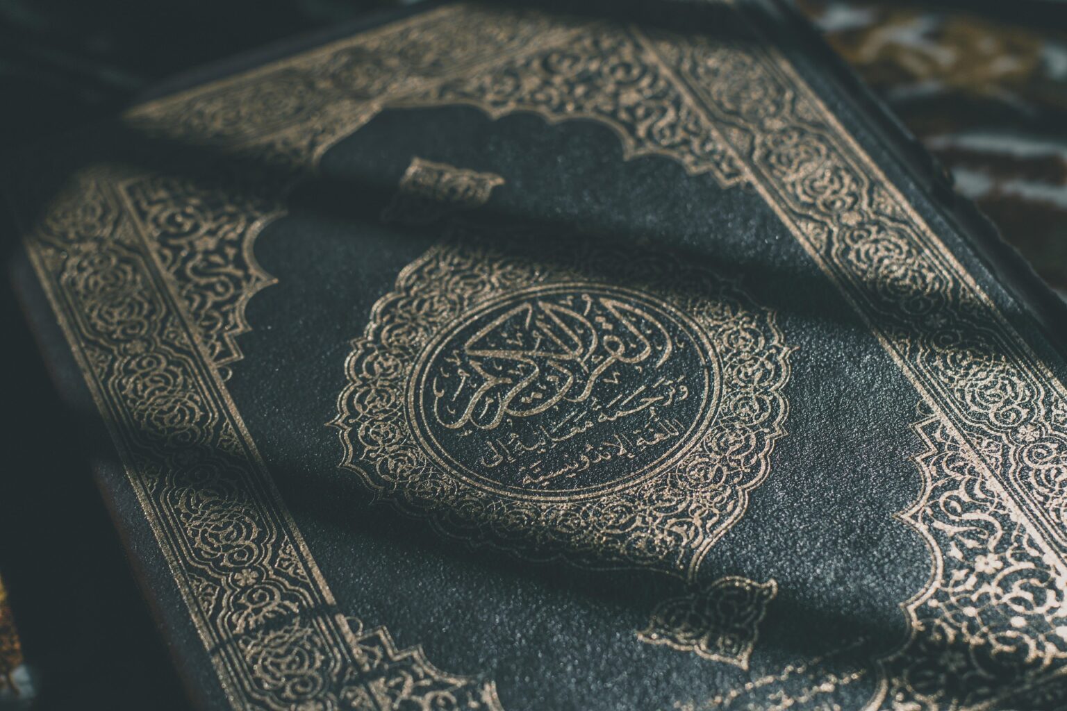 Imagen principal del artículo: La islamofobia: cuando el odio religioso amenaza la democracia